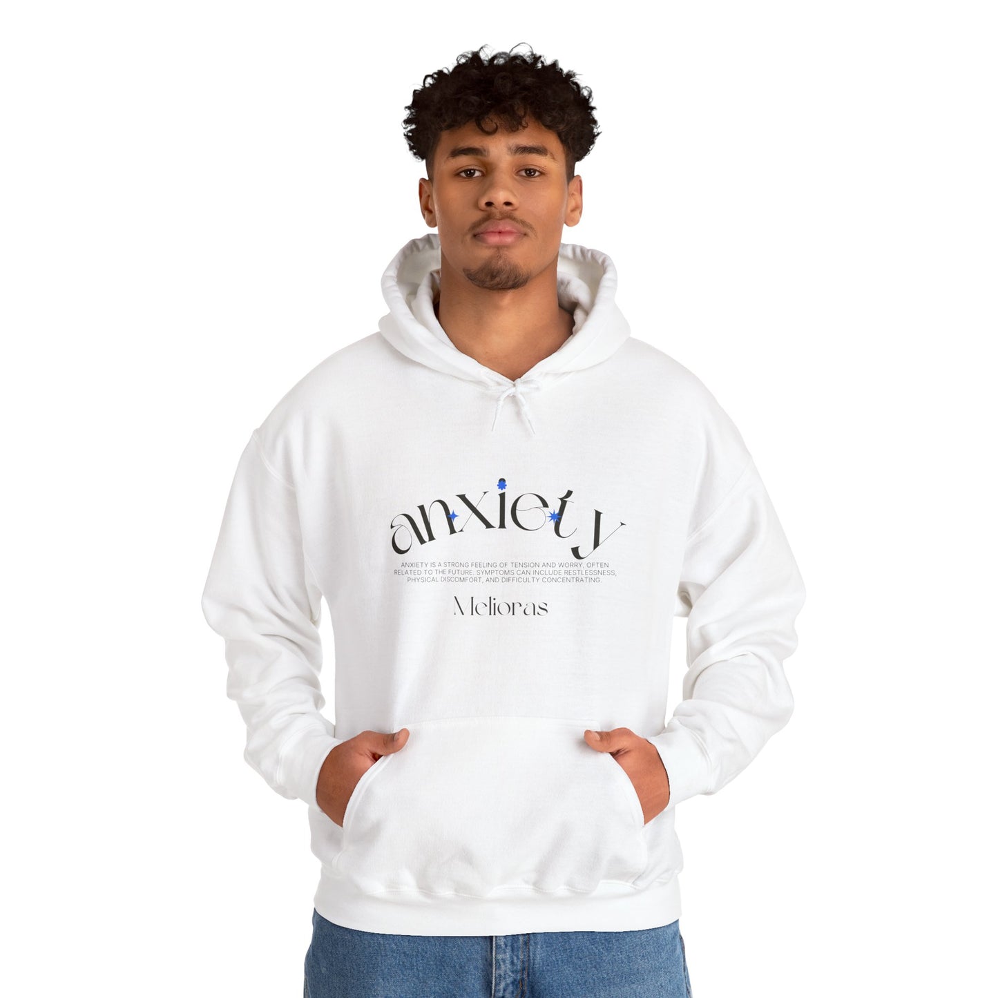 Model trägt den weißen Anxiety Awareness Hoodie von Melioras. Unisex Kapuzenpullover mit Statement-Print, fotografiert vor weißem Hintergrund im Studio.