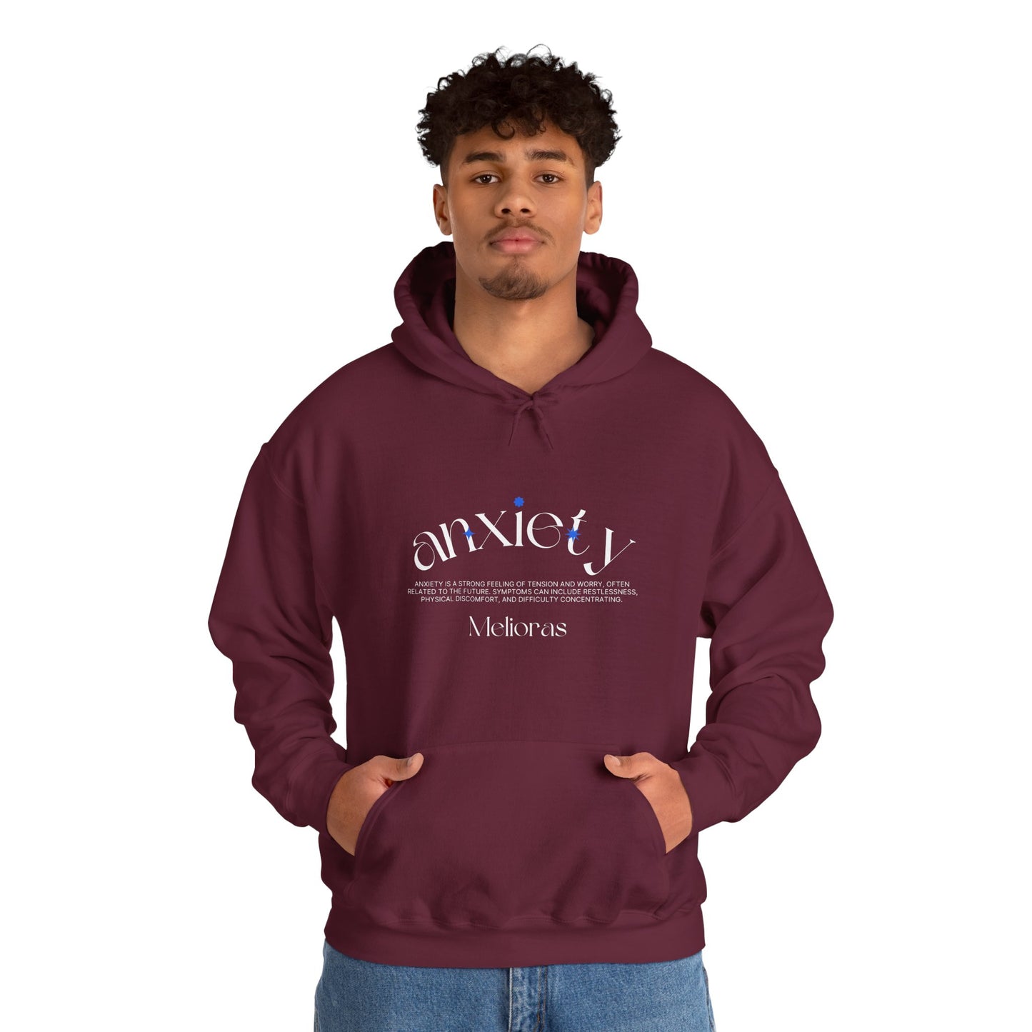 Model trägt den bordeauxroten Anxiety Awareness Hoodie von Melioras. Unisex Hoodie mit Statement-Print über mentale Gesundheit, Studioaufnahme vor weißem Hintergrund.