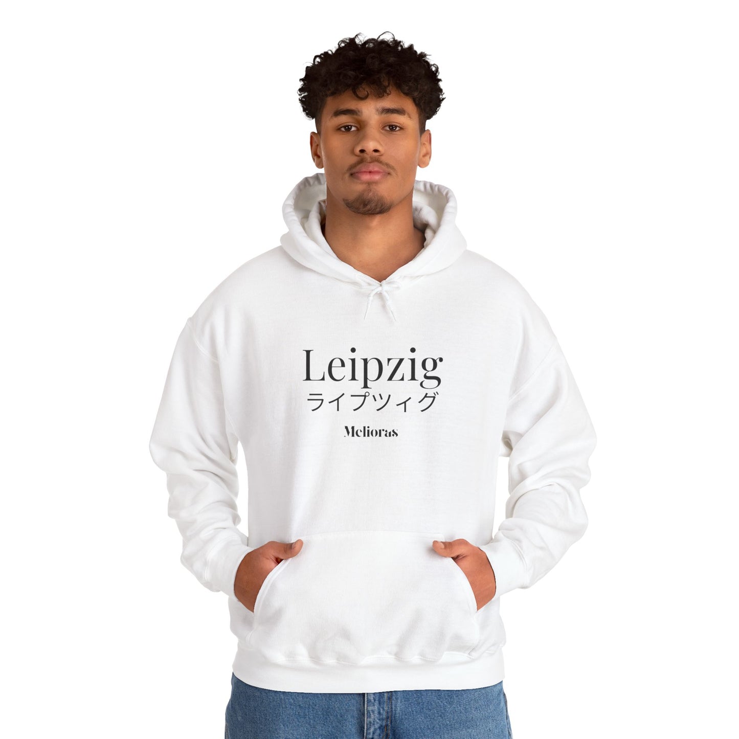 Junger Mann trägt weißen Urban Streetwear Hoodie mit Leipzig-Aufdruck – Fair Fashion aus Leipzig