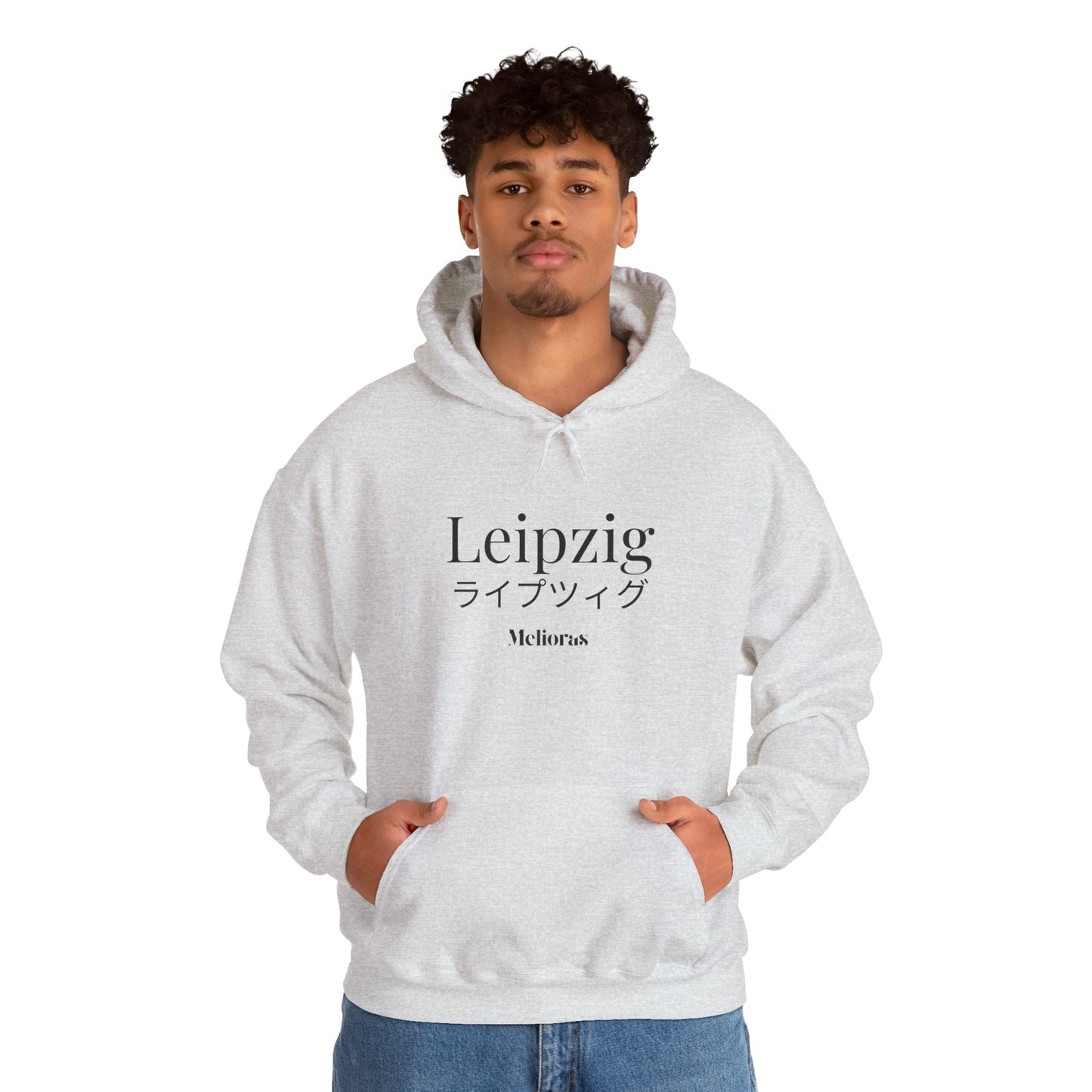 Junger Mann trägt grauen Leipzig Hoodie aus 100 % Baumwolle – fair produziert, urbaner Streetwear-Look von Melioras