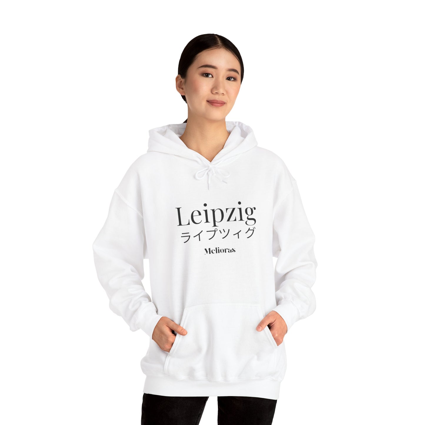 Junge Frau trägt weißen Leipzig Statement Hoodie – Urban Streetwear aus 100 % Baumwolle, fair produziert in Europa