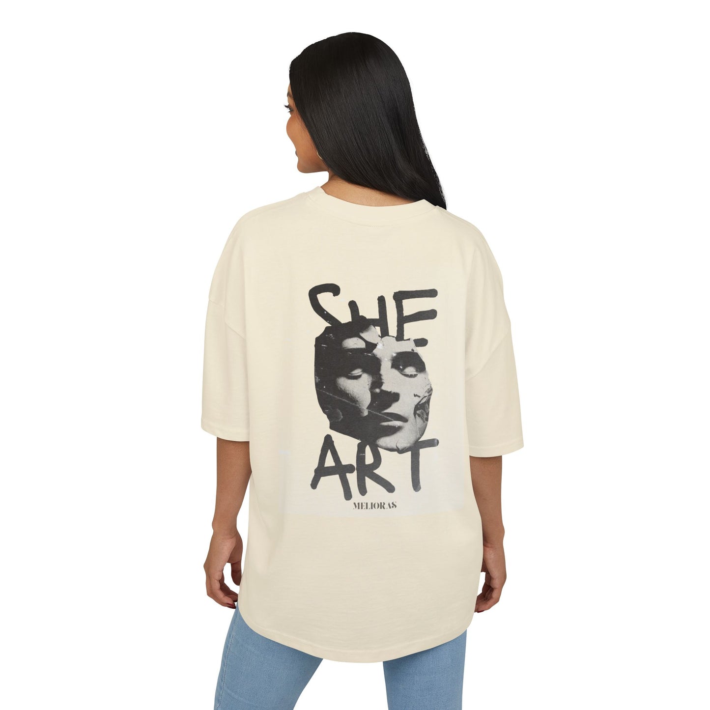 Frau trägt Oversized T-Shirt mit Kunstprint „SHE ART“ auf dem Rücken. Design mit abstraktem Frauengesicht in Schwarz-Weiß. Farbe: Naturweiß. 100 % Baumwolle.