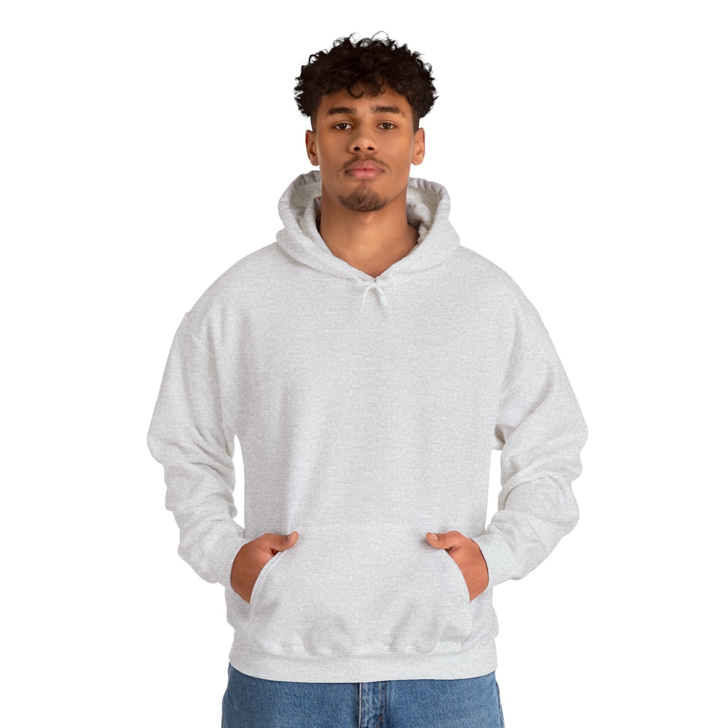 Unisex Hoodie in Hellgrau, getragen von einem jungen Mann mit lockigem Haar – lässiger Fit, Kängurutasche, fair produziert aus OEKO-TEX®-zertifizierter Baumwollmischung – minimalistischer Look von Melioras