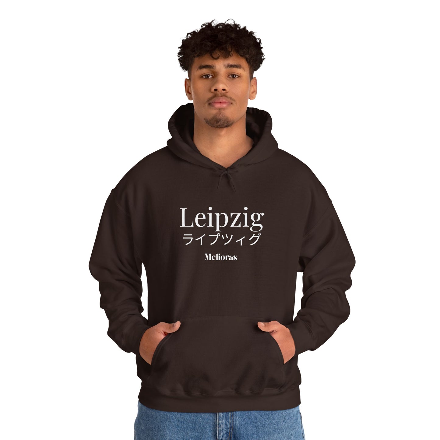 Junger Mann trägt braunen Melioras Hoodie mit Leipzig-Schriftzug