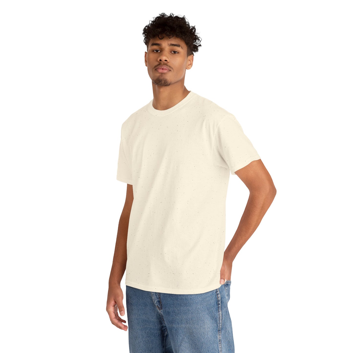 Unisex T-Shirt in Off-White mit Sprenkel-Optik, lässiger Schnitt – getragen von einem jungen Mann mit lockigem Haar, kombiniert mit Blue Jeans – minimalistischer Streetwear-Stil von Melioras