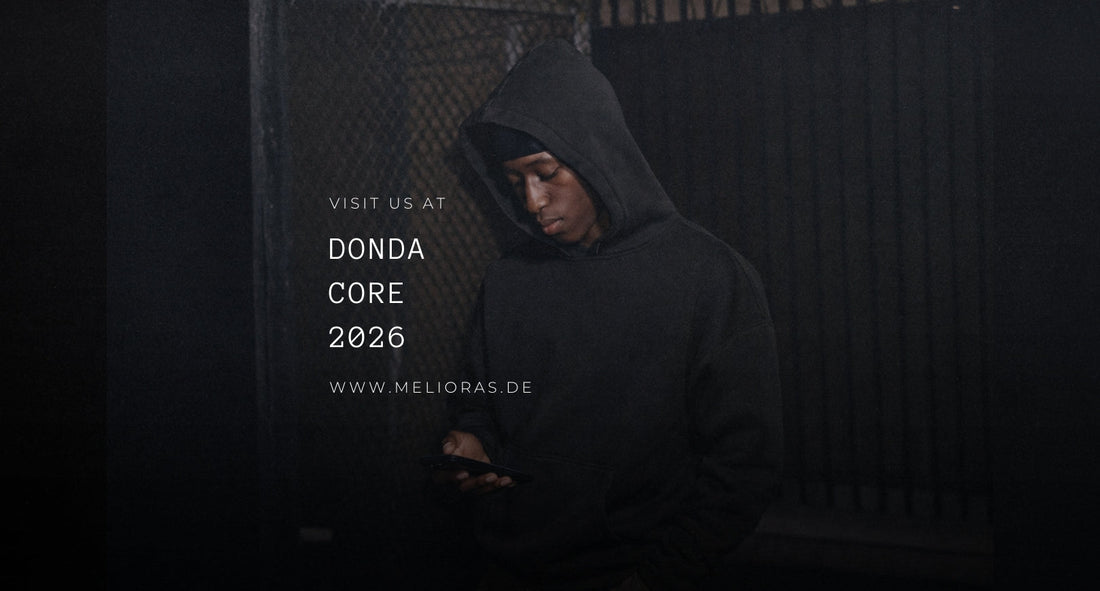 Schwarzer Heavyweight Hoodie im moody DONDA Core Vibe - Das Comeback der 2016 Streetwear-Ära