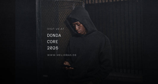 Schwarzer Heavyweight Hoodie im moody DONDA Core Vibe - Das Comeback der 2016 Streetwear-Ära
