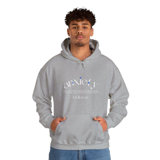 Model trägt den grauen Anxiety Awareness Hoodie von Melioras. Unisex Kapuzenpullover mit Statement-Print, fotografiert vor weißem Hintergrund im Studio.