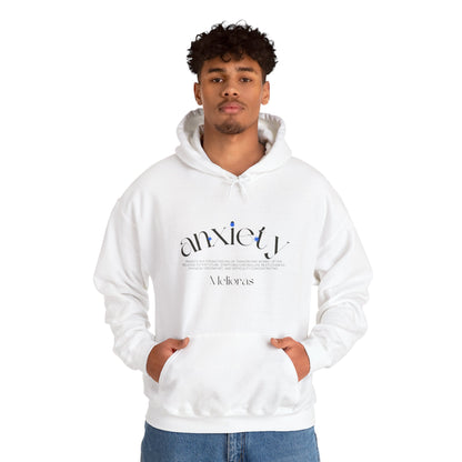 Model trägt den weißen Anxiety Awareness Hoodie von Melioras. Unisex Kapuzenpullover mit Statement-Print, fotografiert vor weißem Hintergrund im Studio.