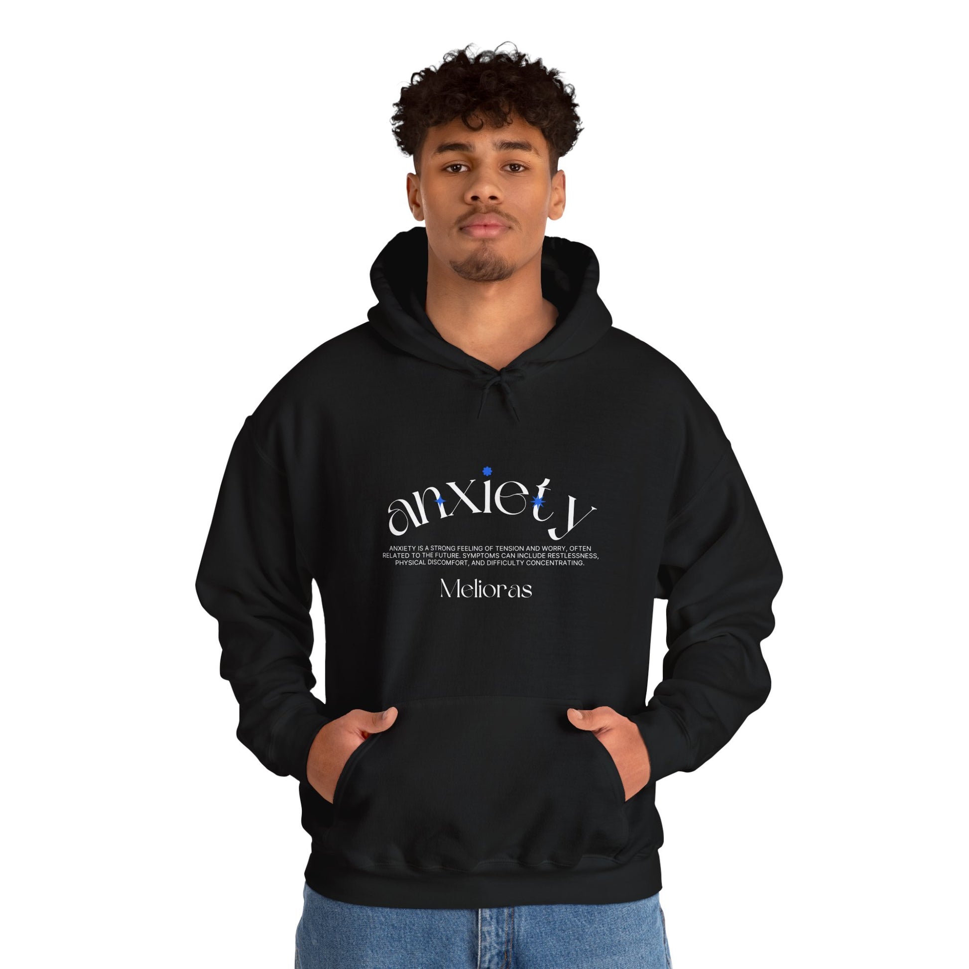 Model trägt den schwarzen Anxiety Awareness Hoodie von Melioras. Unisex Kapuzenpullover mit Statement-Print, fotografiert vor weißem Hintergrund im Studio.