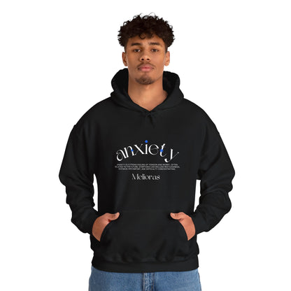 Model trägt den schwarzen Anxiety Awareness Hoodie von Melioras. Unisex Kapuzenpullover mit Statement-Print, fotografiert vor weißem Hintergrund im Studio.