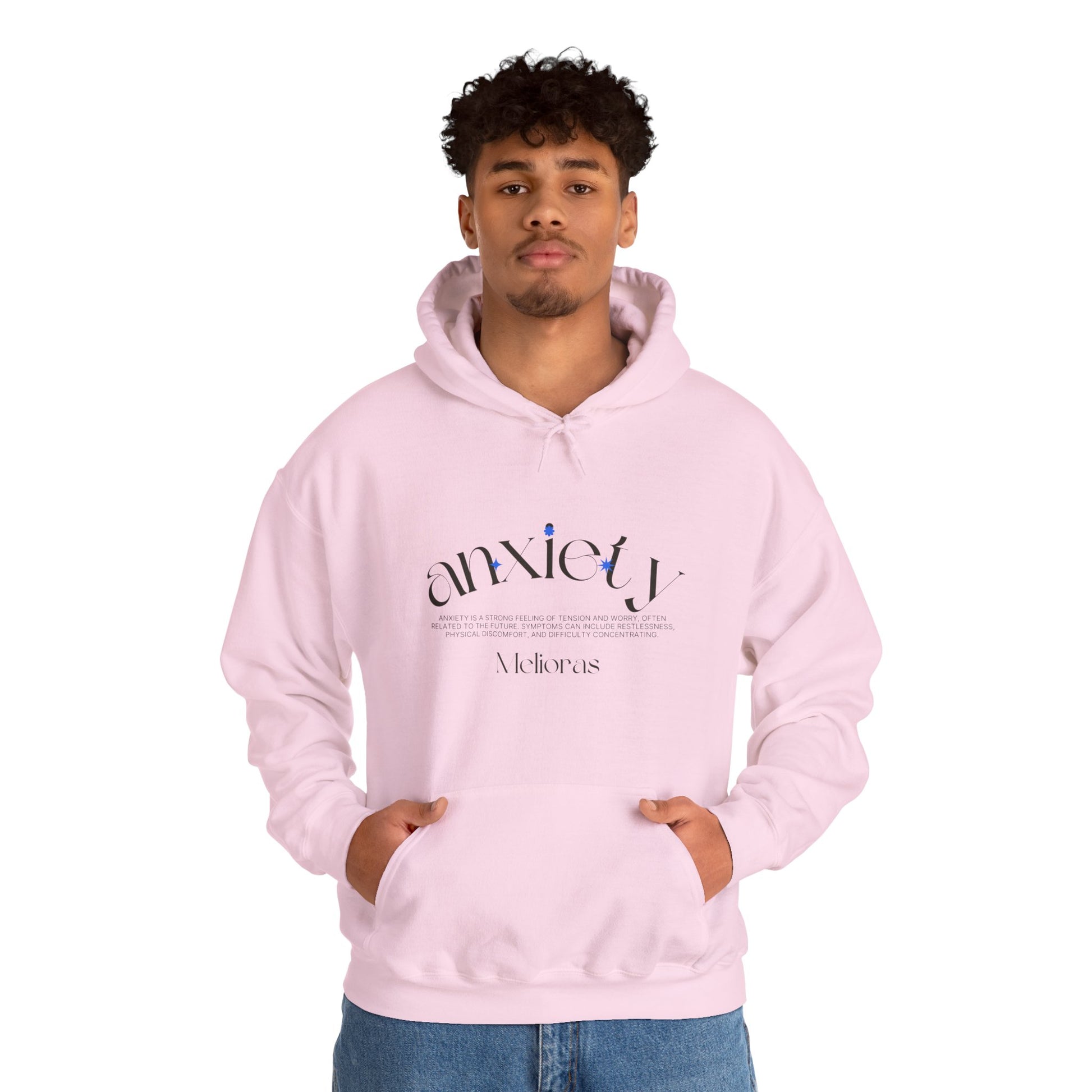 Model trägt den pinken Anxiety Awareness Hoodie von Melioras im Studio. Unisex Kapuzenpullover mit Statement-Print für mentale Stärke & Sichtbarkeit.