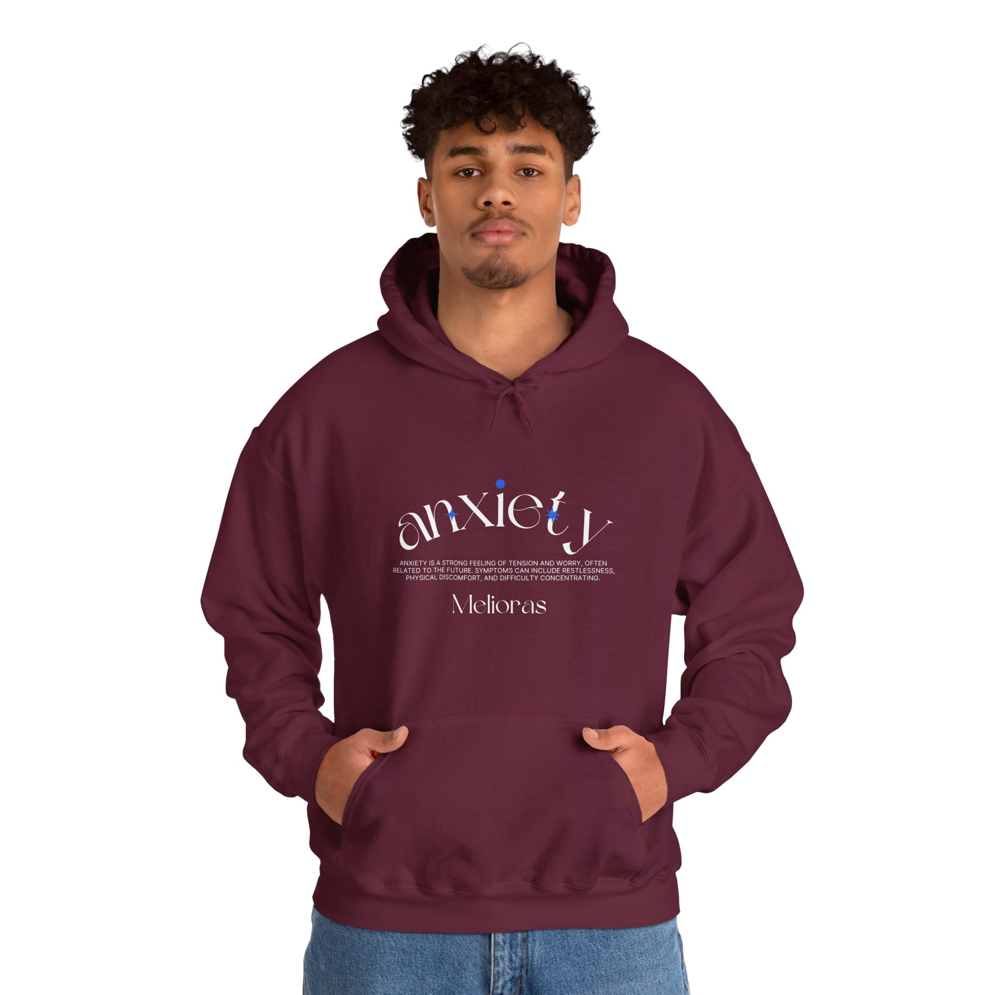 Model trägt den bordeauxroten Anxiety Awareness Hoodie von Melioras. Unisex Hoodie mit Statement-Print über mentale Gesundheit, Studioaufnahme vor weißem Hintergrund.