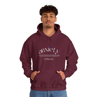 Model trägt den bordeauxroten Anxiety Awareness Hoodie von Melioras. Unisex Hoodie mit Statement-Print über mentale Gesundheit, Studioaufnahme vor weißem Hintergrund.