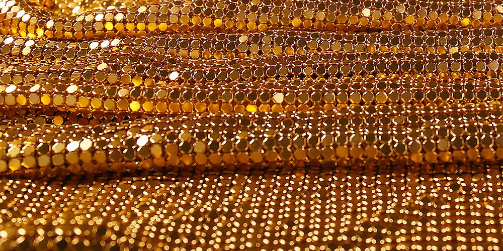 Glamour Chainmaille Partykleid – Tiefes V und Gold-Optik von Evelyn Belluci