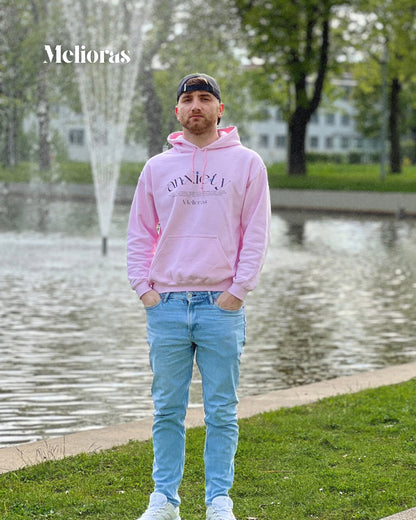 Gründer von Melioras trägt den pinken Anxiety Awareness Hoodie vor dem Brunnen in Leipzig. Unisex Streetwear-Statement für mentale Gesundheit.