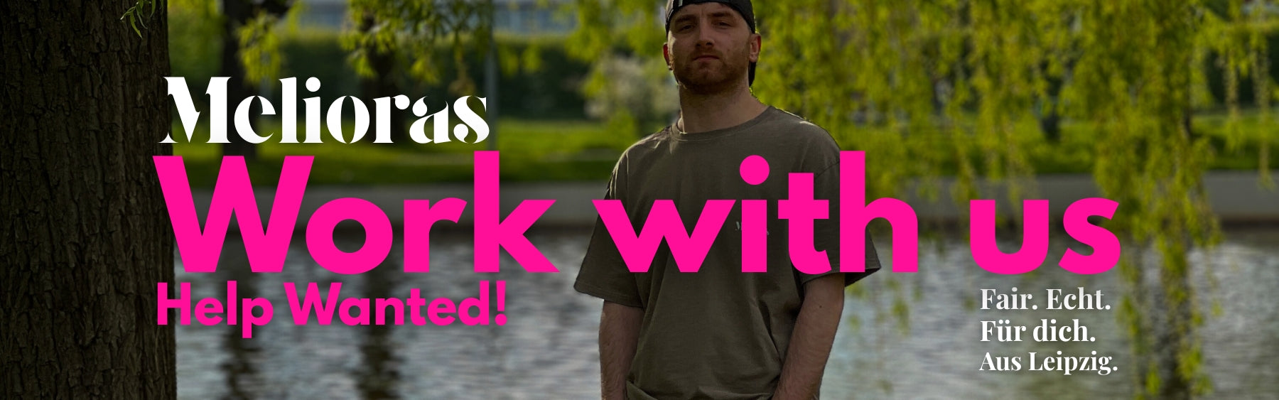 Bildbanner von Melioras: Zu sehen ist der Text „Work with us. Help Wanted!“. Eine Person steht in einem Park, vor einem kleinen Teich, die Sonne scheint und die Blätter sind saftig grün.