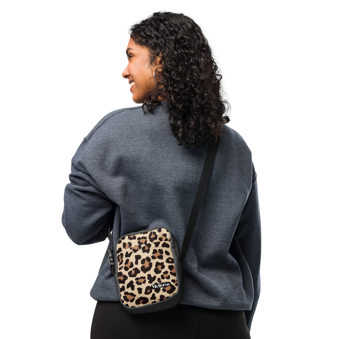 Frau kombiniert wetterfeste Umhängetasche mit Leo Print von Melioras zum Casual Streetwear Outfit