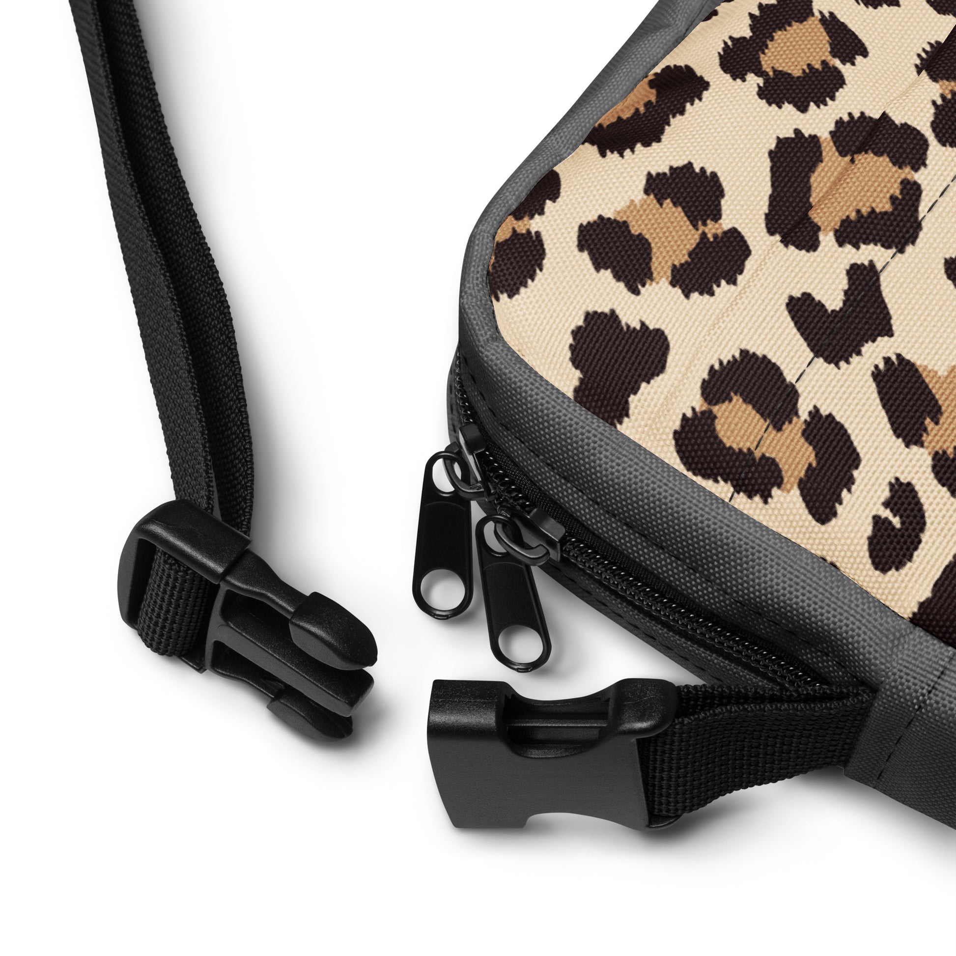 Detailansicht Umhängetasche mit Leo Print, schwarzem Reißverschluss und Clip-Verschluss – Melioras Premium Streetwear Accessoire